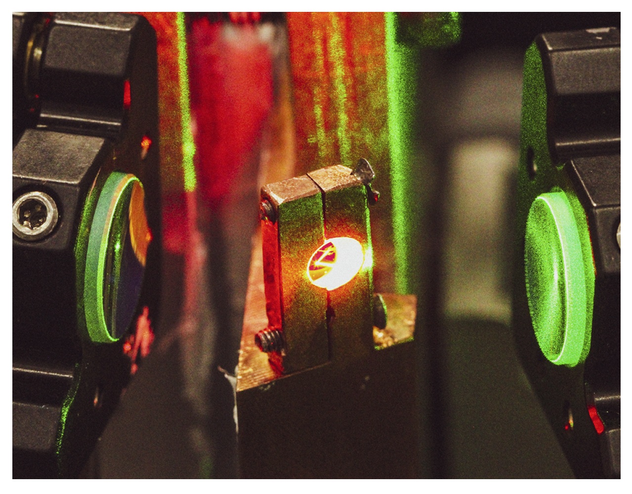 Experimental guide for compact bow-tie femtosecond solid-state laser development.