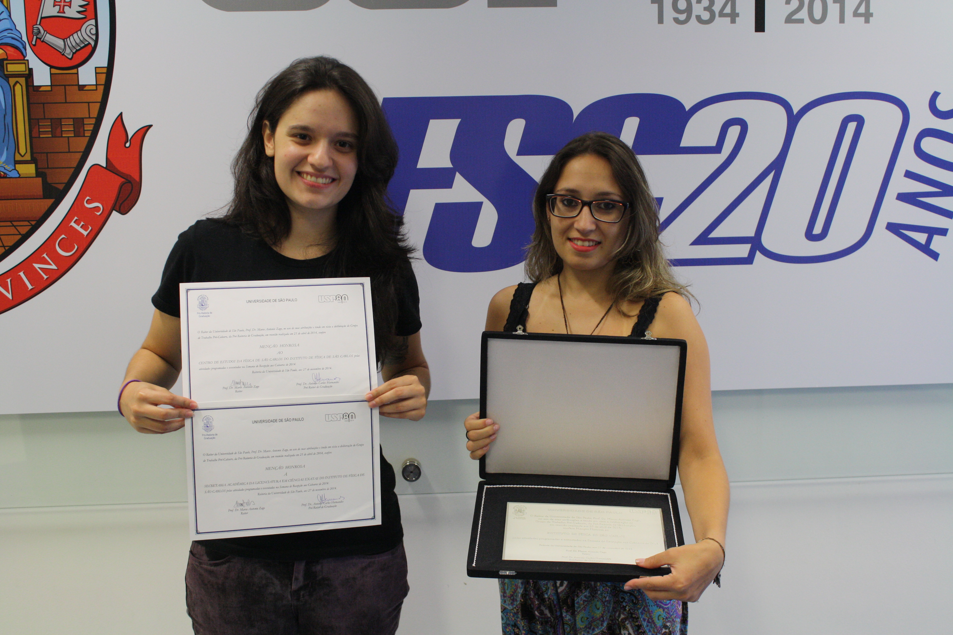 Semana_de_Recepcao_2014-_alunas_com_certificados