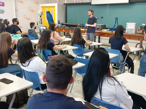 Projeto Inglês na Estrutural oferece aulas gratuitas a alunos de 7 a 18 anos